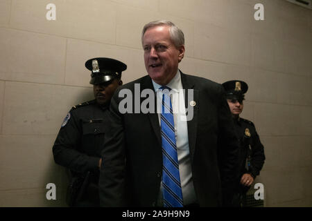 United States Vertreter Mark Wiesen (Republikaner von North Carolina) fährt der US-House Permanent Select Committee on Intelligence, wo sie vom ehemaligen US-Botschafter in der Ukraine Marie Yovanovitch auf dem Capitol Hill in Washington D.C., USA gehört, am Freitag, 15. November 2019. Credit: Stefani Reynolds/CNP | Verwendung weltweit Stockfoto