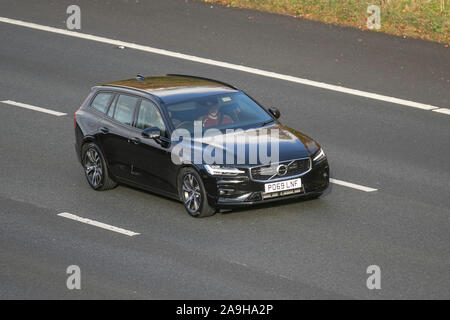 2019 schwarzen Volvo V60 R-Design T 5 Auto; Großbritannien Verkehr, Transport, moderne Fahrzeuge, Limousinen, Süd - Auf der 3 Spur M61 Autobahn Autobahn gebunden. Stockfoto