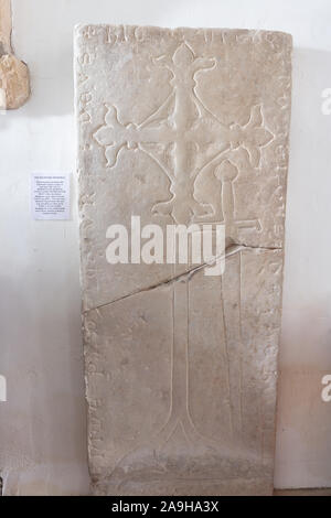 Das Grab von Robertus de Hehmur im St Bega's Kirche, Bassenthwaite, Cumberland, England. Stockfoto