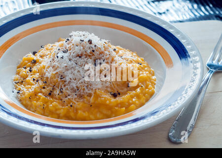 Einfache gesunde italienische Risotto: Reis mit Kürbis Pfeffer und parmisan käse Stockfoto