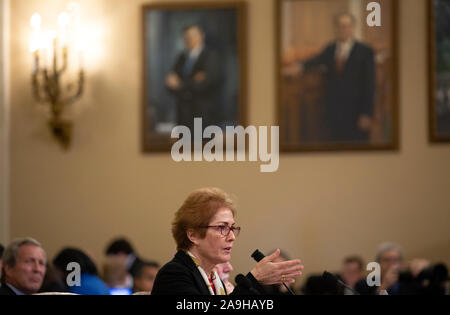 Der frühere US-Botschafter in der Ukraine Marie Yovanovitch bezeugt vor der US-House Permanent Select Committee on Intelligence, wie sie dem Amtsenthebungsverfahren gegen US-Präsident Donald J. Trumpf auf dem Capitol Hill in Washington, DC, USA, am Freitag, 15. November 2019 untersuchen. Credit: Stefani Reynolds/CNP/MediaPunch Stockfoto