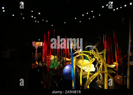 Seattle, USA. 15 Nov, 2019. Glas Kunstwerke sind in Chihuly Garten und Glas in Seattle, Washington, USA, an November 14, 2019 gesehen. Chihuly Garten und Glas in Seattle präsentiert unglaubliche und einzigartige Kunstwerke von weltbekannten Glaskünstler Dale Chihuly, dessen Arbeit ist in mehr als 200 Museen weltweit. Credit: Qin Lang/Xinhua/Alamy leben Nachrichten Stockfoto