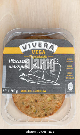 RZESZOW, PODKARPACKIE POLEN - 9 November 2019: Verpackung und Inhalt der Vegetarisches Burger Vivera Vega auf Holz- Hintergrund Stockfoto