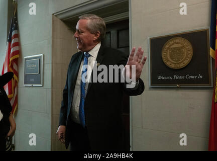 United States Vertreter Mark Wiesen (Republikaner von North Carolina) fährt der US-House Permanent Select Committee on Intelligence, wo sie vom ehemaligen US-Botschafter in der Ukraine Marie Yovanovitch auf dem Capitol Hill in Washington, DC, USA gehört, am Freitag, 15. November 2019. Credit: Stefani Reynolds/CNP/MediaPunch Stockfoto