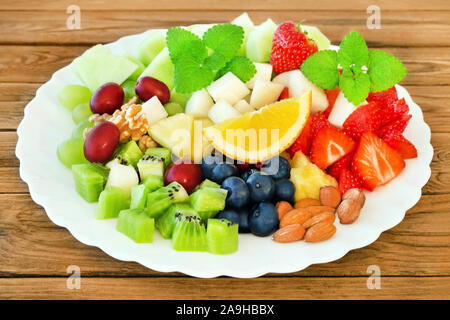 Obst Salat gegen Holz- Hintergrund Stockfoto