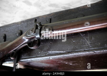 Nahaufnahme Detail des alten Musketen Gewehr oder Flinte, hängend auf einer alten Eiche Strahl Stockfoto