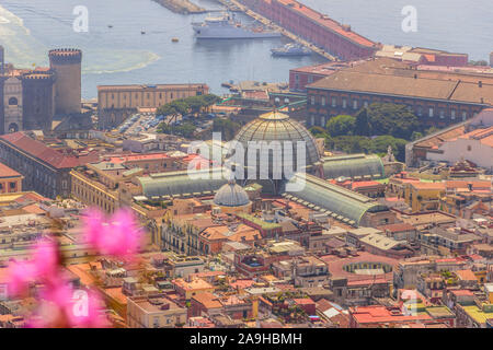 Neapel Skyline: Galleria Umberto I von oben. Stockfoto