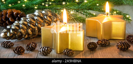 Weihnachten Dekorationen und goldene Kerzen Stockfoto