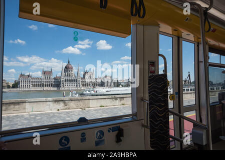 Budapest Országház, Blick von der Bahnlinie über die Donau in das Parlament (Imre Steindl 1904) Stockfoto