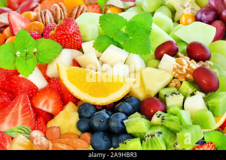 Obstsalat und Muttern Stockfoto