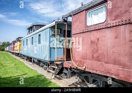 Red Caboose Motel Railcars Ronks Pennsylvania // RONKS, Pennsylvania - das Red Caboose Motel in der Nähe von Lancastter, PA, ist ein Motel und Restaurant im Eisenbahnstil. Es ist nicht weit von anderen Bahnattraktionen und Museen in der Nähe. Die Unterkünfte für das Hotel sind in umgebauten alten Triebwagen. Stockfoto