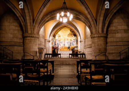 WASHINGTON, DC - der Altar in der Kapelle des heiligen Josef von Arimathea in der Krypta der Washington National Cathedral. Die Washington National Cathedral ist eine episkopale Kirche in Washington DC und ist der Standort vieler prominenter Kirchen- und Gedenkstätten von Washington DC. Der im neugotischen Stil gestaltete Bau wurde 1906 begonnen, die Arbeiten wurden über die folgenden Jahrzehnte fortgesetzt. Es ist das zweitgrößte Kirchengebäude der Vereinigten Staaten und steht als vierthöchste Struktur in Washington DC, eine Eigenschaft, die betont wird, indem es auf einem hohen Punkt mit Blick über die Stadt sitzt. Das ist es Stockfoto