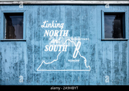 Red Caboose Motel Railcar Unterkunft Ronks Pennsylvania // RONKS, Pennsylvania - das Red Caboose Motel in der Nähe von Lancastter, PA, ist ein Motel und Restaurant im Eisenbahnstil. Es ist nicht weit von anderen Bahnattraktionen und Museen in der Nähe. Die Unterkünfte für das Hotel sind in umgebauten alten Triebwagen. Stockfoto