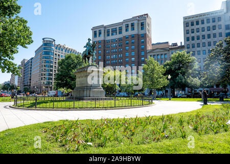 Eine Statue von Major General James B. McPherson (zwischen den Jahren 1830-1864), einem General der Union im Bürgerkrieg. Er wurde am 22. Juli 1964 in der Schlacht von Atlanta getötet. Eine Aufschrift auf der östlichen Seite des Stützpunktes lautet: "Aufgestellt von seinen Kameraden der Gesellschaft der Armee des Tennessee." Die Statue ist das Kernstück des McPherson Square im Nordwesten von Washignton DC, begrenzt von K, I, 15th Streets und Vermont Ave. Stockfoto