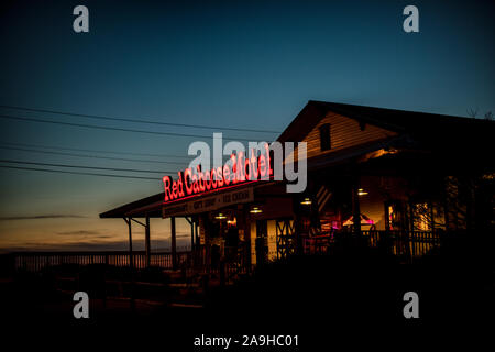 Red Caboose Motel Ronks Pennsylvania // RONKS, Pennsylvania - das Red Caboose Motel in der Nähe von Lancastter, PA, ist ein Motel und Restaurant im Eisenbahnstil. Es ist nicht weit von anderen Bahnattraktionen und Museen in der Nähe. Die Unterkünfte für das Hotel sind in umgebauten alten Triebwagen. Stockfoto