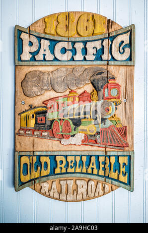 Red Caboose Motel Railcar Unterkunft Ronks Pennsylvania // RONKS, Pennsylvania - das Red Caboose Motel in der Nähe von Lancastter, PA, ist ein Motel und Restaurant im Eisenbahnstil. Es ist nicht weit von anderen Bahnattraktionen und Museen in der Nähe. Die Unterkünfte für das Hotel sind in umgebauten alten Triebwagen. Stockfoto