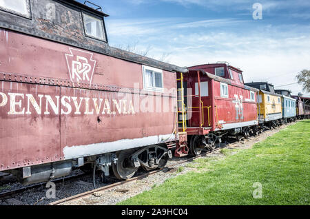 Red Caboose Motel Railcars Ronks Pennsylvania // RONKS, Pennsylvania - das Red Caboose Motel in der Nähe von Lancastter, PA, ist ein Motel und Restaurant im Eisenbahnstil. Es ist nicht weit von anderen Bahnattraktionen und Museen in der Nähe. Die Unterkünfte für das Hotel sind in umgebauten alten Triebwagen. Stockfoto