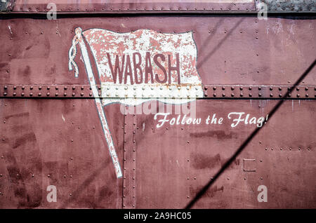 Red Caboose Motel Wabash Railcar Ronks Pennsylvania // RONKS, Pennsylvania - das Red Caboose Motel in der Nähe von Lancastter, PA, ist ein Motel und Restaurant im Eisenbahnstil. Es ist nicht weit von anderen Bahnattraktionen und Museen in der Nähe. Die Unterkünfte für das Hotel sind in umgebauten alten Triebwagen. Stockfoto