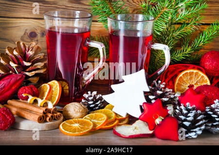 Zwei Gläser heiß gewürzter Wein Stockfoto