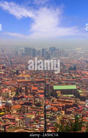 Anzeigen von Spaccanapoli street splitting Innenstadt von Neapel. Napoli Skyline der Stadt mit historischer Altstadt, Spaccanapoli Street. Stockfoto