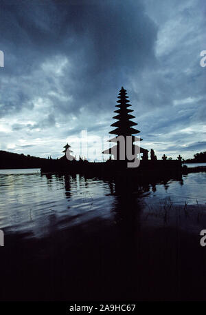 Indonesien. Bali. Pura Ulun Danu Beratan Tempel in der Abenddämmerung. Stockfoto