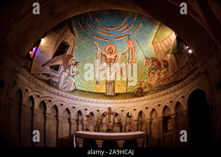 WASHINGTON, DC -- ein Apsismosaik von Philip Frohman namens Resurrection (1951) in der Resurrection Chapel in der National Cathedral in Washington DC. Das Mosaik besteht aus kleinen farbigen Glasfliesen und wurde von Ravenna-Mosaiken ausgeführt. Die Kapelle der Auferstehung ist eine der Kapellen in der Krypta unter der Nationalkathedrale. Die Washington National Cathedral ist eine episkopale Kirche in Washington DC und ist der Standort vieler prominenter Kirchen- und Gedenkstätten von Washington DC. Der im neugotischen Stil gestaltete Bau wurde 1906 begonnen, wobei die Arbeiten fortgesetzt wurden Stockfoto