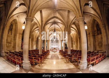 WASHINGTON, DC - EIN Weitschuss der Bethlehem Chapel in der Krypta der Washington National Cathedral. Die Washington National Cathedral ist eine episkopale Kirche in Washington DC und ist der Standort vieler prominenter Kirchen- und Gedenkstätten von Washington DC. Der im neugotischen Stil gestaltete Bau wurde 1906 begonnen, die Arbeiten wurden über die folgenden Jahrzehnte fortgesetzt. Es ist das zweitgrößte Kirchengebäude der Vereinigten Staaten und steht als vierthöchste Struktur in Washington DC, eine Eigenschaft, die betont wird, indem es auf einem hohen Punkt mit Blick über die Stadt sitzt. Am bekanntesten ist sie als was Stockfoto