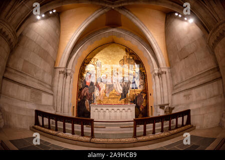 WASHINGTON, DC - der Altar in der Kapelle des heiligen Josef von Arimathea in der Krypta der Washington National Cathedral. Die Washington National Cathedral ist eine episkopale Kirche in Washington DC und ist der Standort vieler prominenter Kirchen- und Gedenkstätten von Washington DC. Der im neugotischen Stil gestaltete Bau wurde 1906 begonnen, die Arbeiten wurden über die folgenden Jahrzehnte fortgesetzt. Es ist das zweitgrößte Kirchengebäude der Vereinigten Staaten und steht als vierthöchste Struktur in Washington DC, eine Eigenschaft, die betont wird, indem es auf einem hohen Punkt mit Blick über die Stadt sitzt. Das ist es Stockfoto