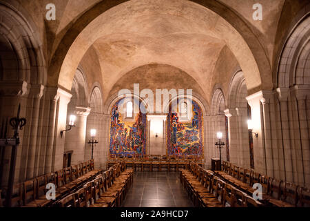 WASHINGTON, DC - die Kapelle der Auferstehung befindet sich in der Krypta der Washington National Cathedral. An den Wänden befinden sich mehrere große Platten mit bunten Mosaiken. Die Washington National Cathedral ist eine episkopale Kirche in Washington DC und ist der Standort vieler prominenter Kirchen- und Gedenkstätten von Washington DC. Der im neugotischen Stil gestaltete Bau wurde 1906 begonnen, die Arbeiten wurden über die folgenden Jahrzehnte fortgesetzt. Es ist das zweitgrößte Kirchengebäude der Vereinigten Staaten und steht als vierthöchste Struktur in Washington DC, eine Eigenschaft, die durch das Sitzen betont wird Stockfoto