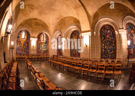 WASHINGTON, DC - die Kapelle der Auferstehung befindet sich in der Krypta der Washington National Cathedral. An den Wänden befinden sich mehrere große Platten mit bunten Mosaiken. Die Washington National Cathedral ist eine episkopale Kirche in Washington DC und ist der Standort vieler prominenter Kirchen- und Gedenkstätten von Washington DC. Der im neugotischen Stil gestaltete Bau wurde 1906 begonnen, die Arbeiten wurden über die folgenden Jahrzehnte fortgesetzt. Es ist das zweitgrößte Kirchengebäude der Vereinigten Staaten und steht als vierthöchste Struktur in Washington DC, eine Eigenschaft, die durch das Sitzen betont wird Stockfoto