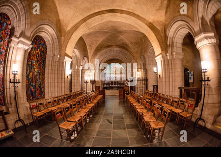 WASHINGTON, DC - die Kapelle der Auferstehung befindet sich in der Krypta der Washington National Cathedral. An den Wänden befinden sich mehrere große Platten mit bunten Mosaiken. Die Washington National Cathedral ist eine episkopale Kirche in Washington DC und ist der Standort vieler prominenter Kirchen- und Gedenkstätten von Washington DC. Der im neugotischen Stil gestaltete Bau wurde 1906 begonnen, die Arbeiten wurden über die folgenden Jahrzehnte fortgesetzt. Es ist das zweitgrößte Kirchengebäude der Vereinigten Staaten und steht als vierthöchste Struktur in Washington DC, eine Eigenschaft, die durch das Sitzen betont wird Stockfoto