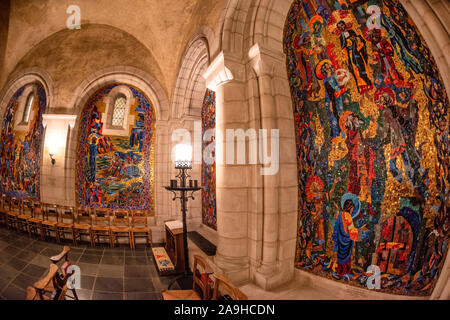 WASHINGTON, DC - die Kapelle der Auferstehung befindet sich in der Krypta der Washington National Cathedral. An den Wänden befinden sich mehrere große Platten mit bunten Mosaiken. Die Washington National Cathedral ist eine episkopale Kirche in Washington DC und ist der Standort vieler prominenter Kirchen- und Gedenkstätten von Washington DC. Der im neugotischen Stil gestaltete Bau wurde 1906 begonnen, die Arbeiten wurden über die folgenden Jahrzehnte fortgesetzt. Es ist das zweitgrößte Kirchengebäude der Vereinigten Staaten und steht als vierthöchste Struktur in Washington DC, eine Eigenschaft, die durch das Sitzen betont wird Stockfoto