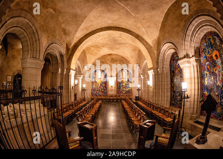 WASHINGTON, DC - die Kapelle der Auferstehung befindet sich in der Krypta der Washington National Cathedral. An den Wänden befinden sich mehrere große Platten mit bunten Mosaiken. Die Washington National Cathedral ist eine episkopale Kirche in Washington DC und ist der Standort vieler prominenter Kirchen- und Gedenkstätten von Washington DC. Der im neugotischen Stil gestaltete Bau wurde 1906 begonnen, die Arbeiten wurden über die folgenden Jahrzehnte fortgesetzt. Es ist das zweitgrößte Kirchengebäude der Vereinigten Staaten und steht als vierthöchste Struktur in Washington DC, eine Eigenschaft, die durch das Sitzen betont wird Stockfoto