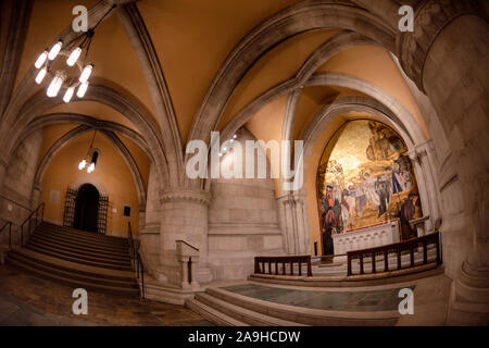 WASHINGTON, DC - Kapelle St. Joseph von Arimathea in der Krypta der Washington National Cathedral. Die Washington National Cathedral ist eine episkopale Kirche in Washington DC und ist der Standort vieler prominenter Kirchen- und Gedenkstätten von Washington DC. Der im neugotischen Stil gestaltete Bau wurde 1906 begonnen, die Arbeiten wurden über die folgenden Jahrzehnte fortgesetzt. Es ist das zweitgrößte Kirchengebäude der Vereinigten Staaten und steht als vierthöchste Struktur in Washington DC, eine Eigenschaft, die betont wird, indem es auf einem hohen Punkt mit Blick über die Stadt sitzt. Es ist am bekanntesten als Washi Stockfoto