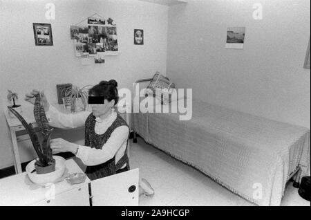 Frau in Gefängniszelle Großbritannien der 80er Jahre. Weibliche Gefangene mit ihrem Besitz, Pflanzen HM Gefängnis Styal Wilmslow Cheshire England 1986 HOMER SYKES Stockfoto