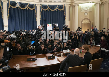 Washington, District of Columbia, USA. 15 Nov, 2019. Der frühere US-Botschafter in der Ukraine MARIE YOVANOVITCH kommt, bevor die US-House Permanent Select Committee on Intelligence, um zu bezeugen, wie sie dem Amtsenthebungsverfahren gegen US-Präsident Donald J. Trumpf auf dem Capitol Hill am Freitag untersuchen. Credit: Stefani Reynolds/CNP/ZUMA Draht/Alamy leben Nachrichten Stockfoto