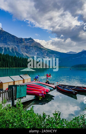 Red Kanus, Dock, Emerald Lake, Yoho National Park, British Columbia, Kanada Stockfoto