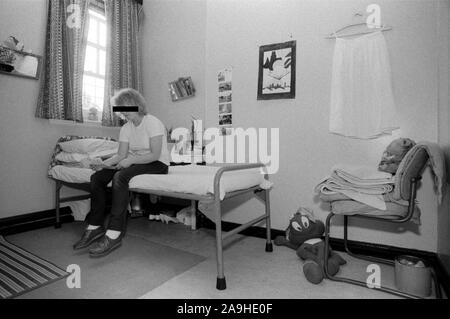 Frau in Gefängniszelle UK 1980 Weibliche Gefangene in ihrem eigenen Zimmer, die auf dem Bett sitzt und einen Brief liest. HM Gefängnis Styal Wilmslow Cheshire England 1986 HOMER SYKES Stockfoto