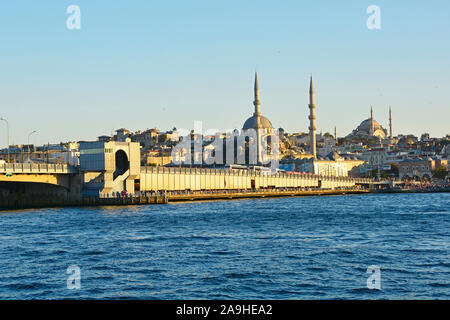 Istanbul, Turkey-September 6 2019. Galata Brücke am späten Nachmittag Sommer Sonne mit Yeni und Nuruosmaniye Moschee kann im Hintergrund gesehen werden. Stockfoto