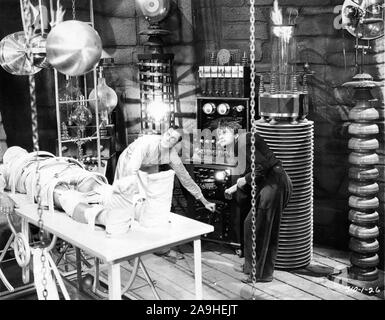 BORIS KARLOFF als das Monster COLIN CLIVE wie Henry Frankenstein und DWIGHT FRYE wie Fritz in Frankenstein 1931 Regie james whale Roman Mary Shelley Kunst Richtung Charles D. Hall Eigenschaft master Ed Keyes Set Designer Herman Rosse Universal Pictures Stockfoto