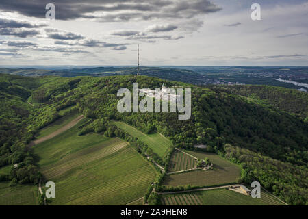 Antenne drone Schuß von Kahlenberg Collin mit St. Joseph Kirche außerhalb Wien, Österreich Stockfoto