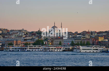 Istanbul, Türkei - 6. September 2019. Der Nuruosmaniye Moschee in der Dämmerung mit dem Goldenen Horn im Vordergrund. Dieses 18. Jahrhundert osmanischen Moschee ist loc Stockfoto