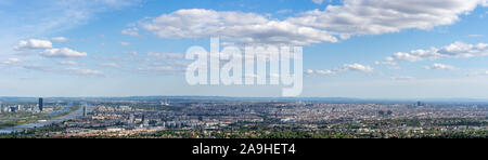 Panoramablick auf die Antenne drone Ansicht der Stadt Wien von Kahlenberg colline Stockfoto