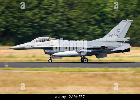 Ein General Dynamics F-16 Fighting Falcon einmotorige Supersonic multirole Kampfflugzeuge der Royal Netherlands Air Force am Fliegerhorst Volkel. Stockfoto