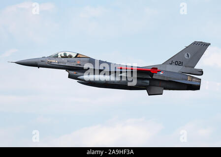 Ein General Dynamics F-16 Fighting Falcon einmotorige Supersonic multirole Kampfflugzeuge der Royal Netherlands Air Force am Fliegerhorst Volkel. Stockfoto