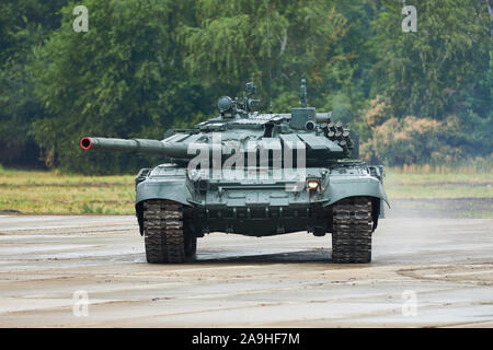 SAMBEK, ROSTOV REGION, Russland, 28. JUNI 2019: Internationale militärische technische Forum ARMEE-2019. Tank T-72B3 bewegt sich vorwärts Stockfoto