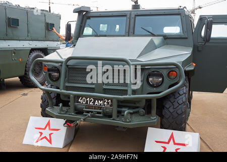 SAMBEK, ROSTOV REGION, Russland, 28. JUNI 2019: Internationale militärische technische Forum ARMEE-2019. Armee spezielle gepanzertes Fahrzeug GAZ--233014 Tiger Stockfoto