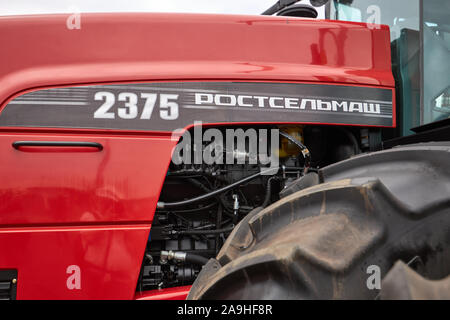 Sambek, Rostov Region, Russland, 28. Juni 2019: Ansicht des Motorraums und des riesigen Rad des modernen Rostselmash RSM-2375 Traktor Stockfoto