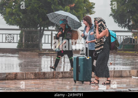 Sapa, Vietnam - 13. Oktober 2019: Lokale Frau von der kleinen Bergstadt im Norden Vietnams, die Touren an Touristen verkaufen. Stockfoto