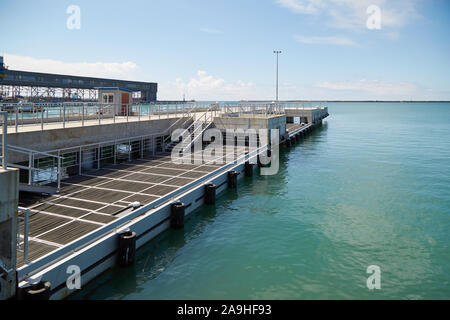 TUAPSE, Russland, 12. AUGUST 2018: Kleines Meer Pier für das Be- und Entladen von Fluggästen Stockfoto